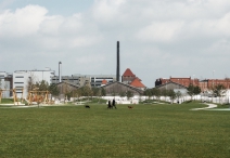 Die Nordseite des Parks vor der Kulisse des Holz- und Fabrikenhafens.