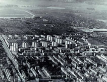 Luftfoto  links der Kirchweg, im Hintergrund der Flughafen